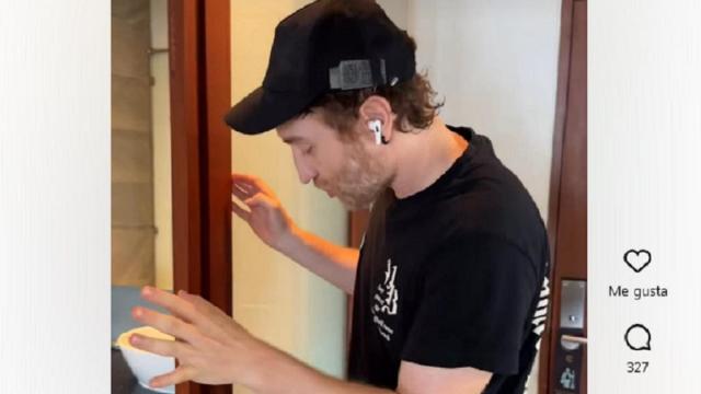 Burque, enseñando el vídeo.