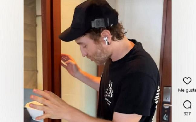 Burque, enseñando el vídeo.