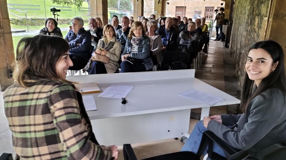 Janire Castrillo y Olatz Abad, momentos antes de iniciar la charla.