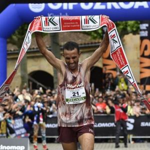 Elazzaoui, en la meta de Zegama. Arnaitz Rubio.