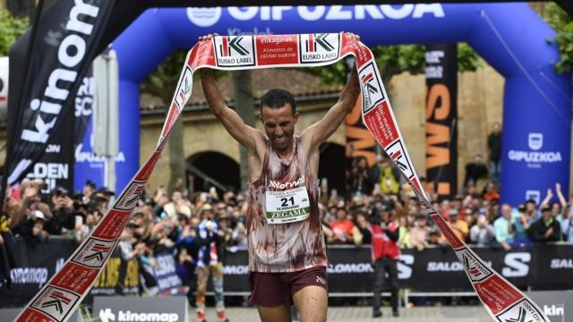 Elazzaoui, en la meta de Zegama. Arnaitz Rubio.