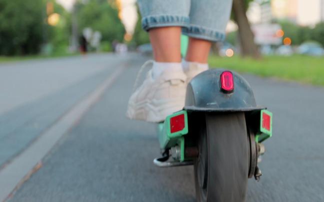 Una persona utiliza un patinete eléctrico.
