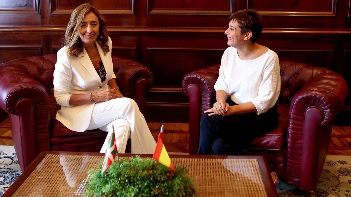 La consejera Olatz Garamendi y la ministra Isabel Rodríguez, en Leioa el año pasado.