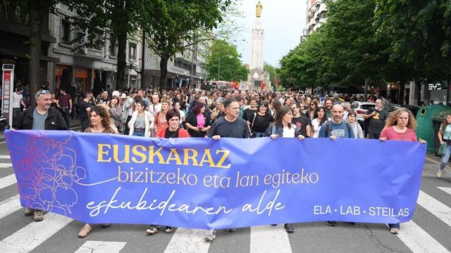 Cientos de personas, durante una manifestación por el derecho a usar el euskera.
