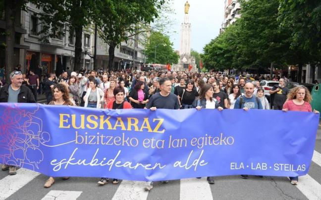 Cientos de personas, durante una manifestación por el derecho a usar el euskera.