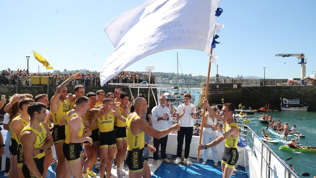 Entrega de la Bandera de La Concha a Orio, vencedor masculino