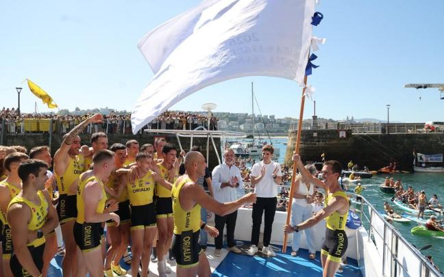 Entrega de la Bandera de La Concha a Orio, vencedor masculino