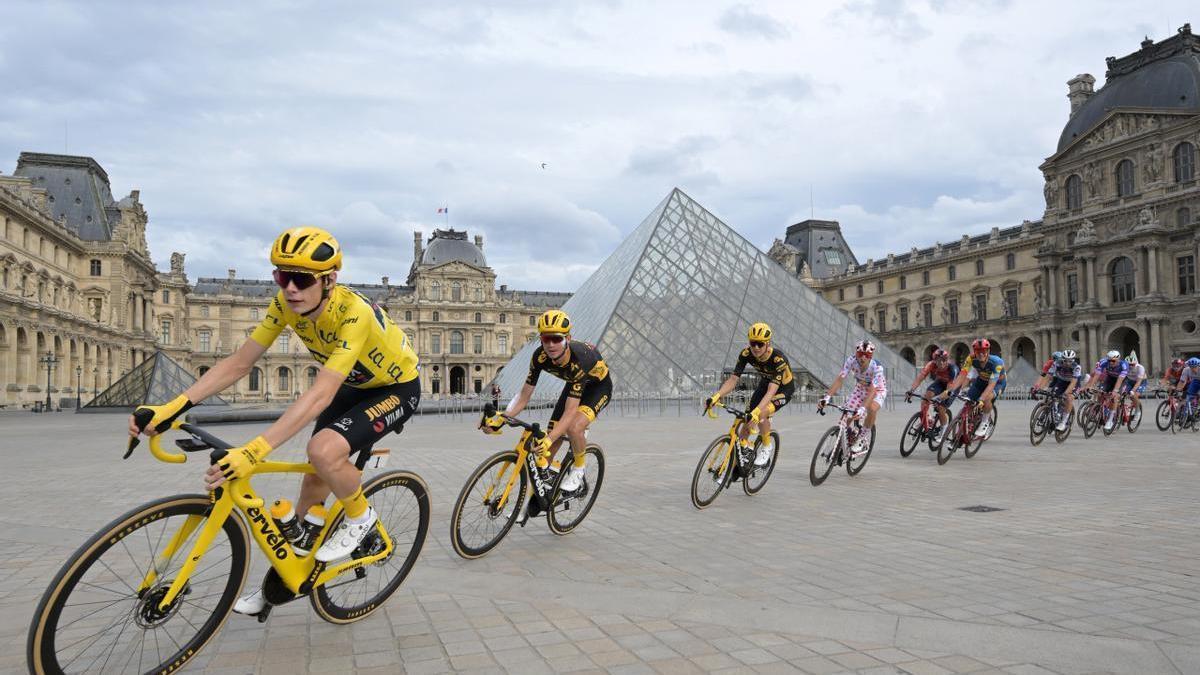 Jonas Vingegaard, campeón del Tour, rueda junto al Louvre.
