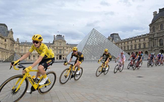 Jonas Vingegaard, campeón del Tour, rueda junto al Louvre.