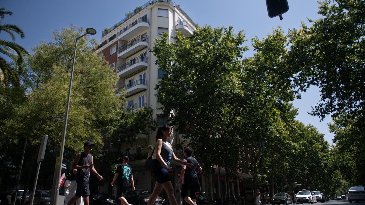 Fachada del ático en el barrio de Chamberí adquirido por la Comunidad de Madrid.