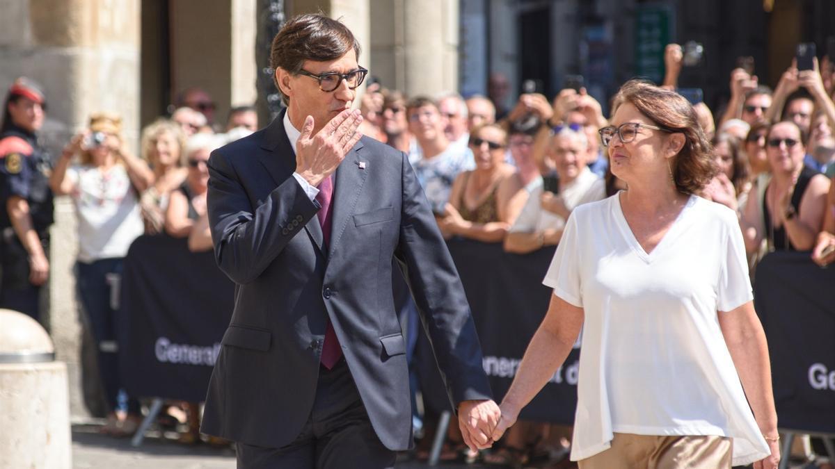 El nuevo president de la Generalitat de Cataluña, Salvador Illa y su mujer, Marta Estruch, a su llegada a la toma de posesión como president de la Generalitat