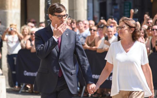 El nuevo president de la Generalitat de Cataluña, Salvador Illa y su mujer, Marta Estruch, a su llegada a la toma de posesión como president de la Generalitat / EP El nuevo president de la Generalitat de Cataluña, Salvador Illa y su mujer, Marta Estruch, a su llegada a la toma de posesión como president de la Generalitat