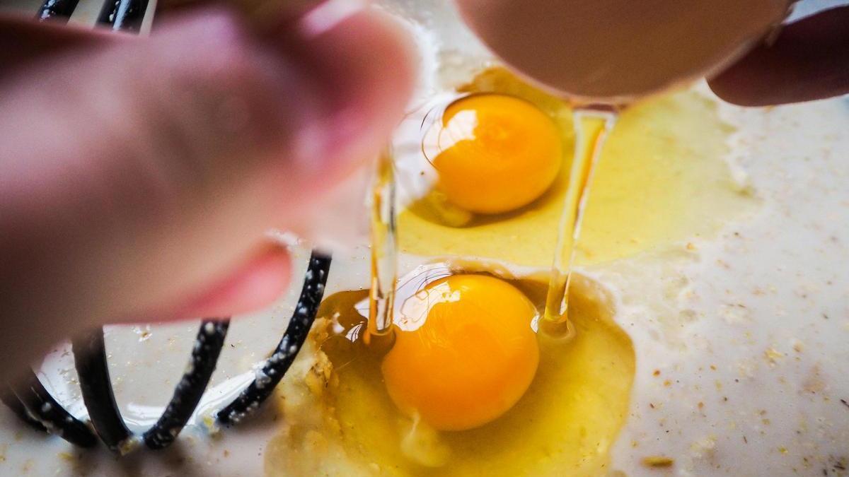 ¿Es seguro comer un huevo con manchas marrones en la clara? Esto dicen los expertos