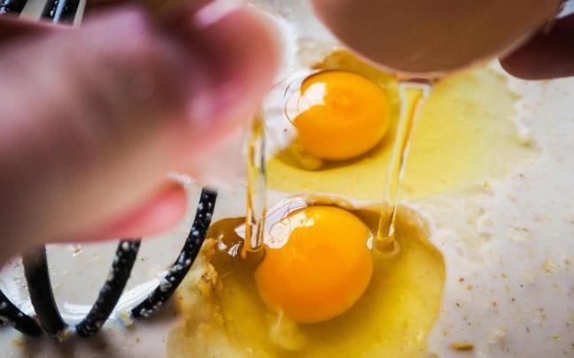 ¿Es seguro comer un huevo con manchas marrones en la clara? Esto dicen los expertos / Pixabay ¿Es seguro comer un huevo con manchas marrones en la clara? Esto dicen los expertos