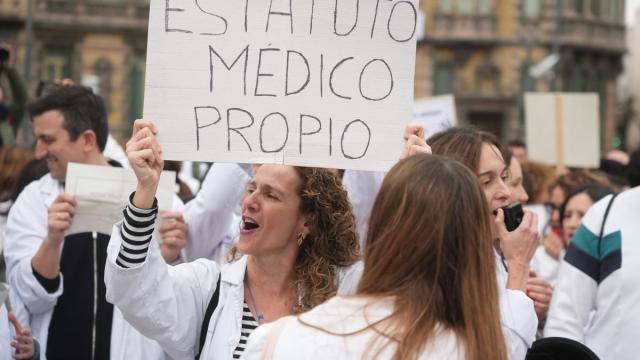 Médicos durante una manifestación convocada por el Sindicato Médico de Euskadi.