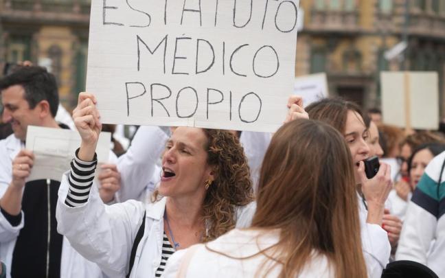 Médicos durante una manifestación convocada por el Sindicato Médico de Euskadi.