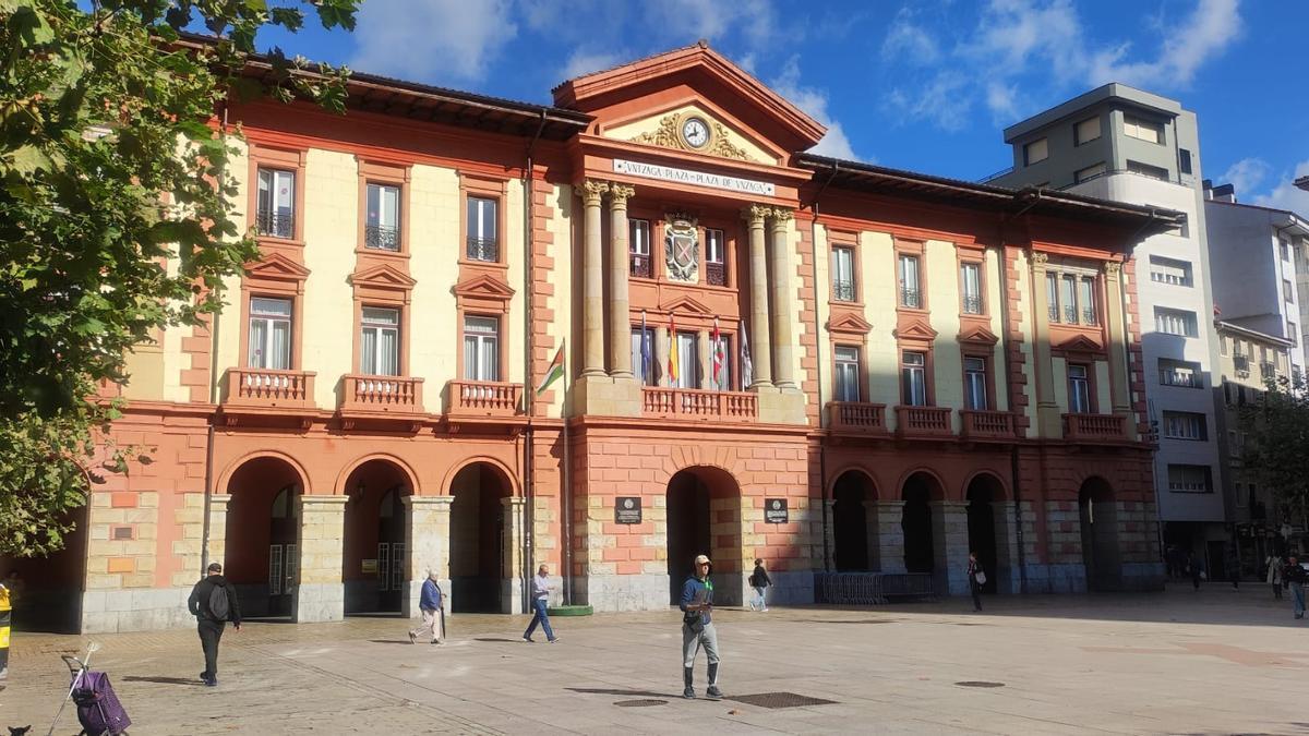 Vista del exterior de la casa consistorial en la plaza Untzaga.