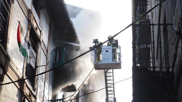 Intervención de los bomberos en el incendio que tuvo lugar en la parte vieja de Mutriku en julio de 2024 y en el que resultaron heridos una mujer y su hijo.