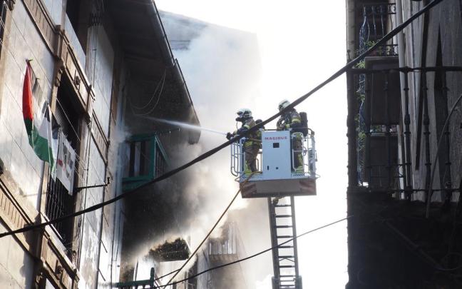 Intervención de los bomberos en el incendio que tuvo lugar en la parte vieja de Mutriku en julio de 2024 y en el que resultaron heridos una mujer y su hijo.