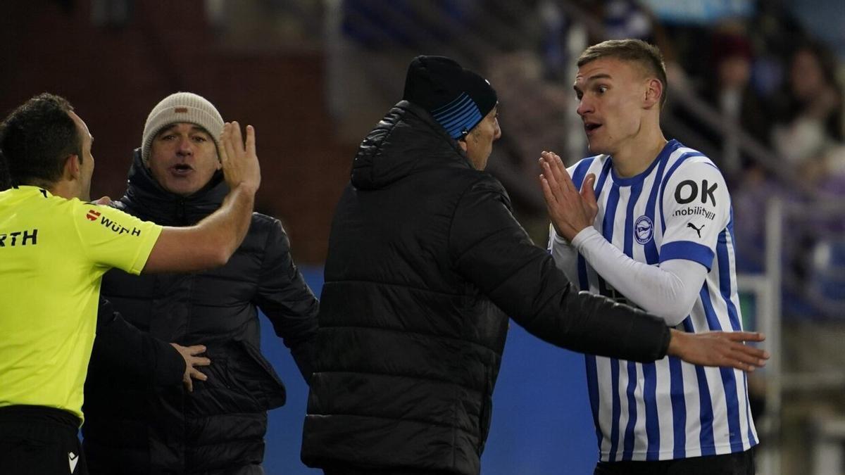 Maras pide explicaciones durante el partido ante el Racing de Santander