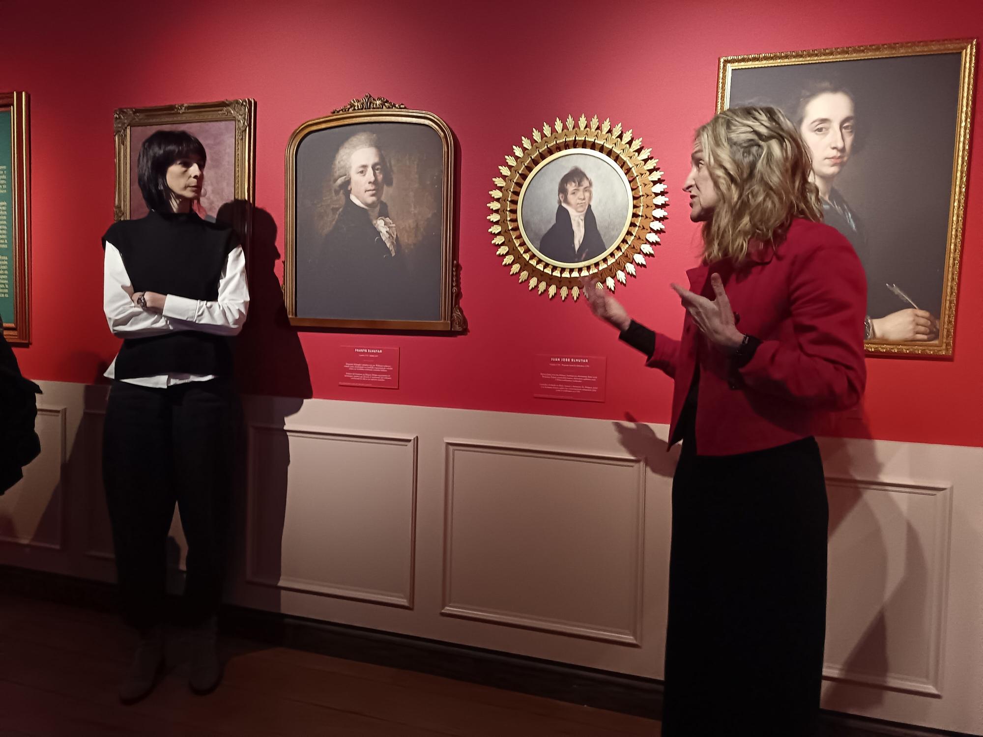 La directora del museo Laboratorium, Rosa Errazkin (derecha) en el recorrido por la muestra.