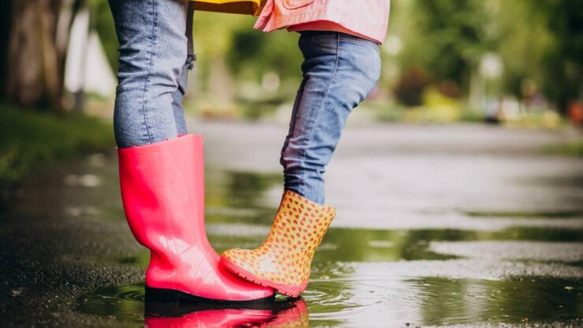 Madre e hija con botas de agua