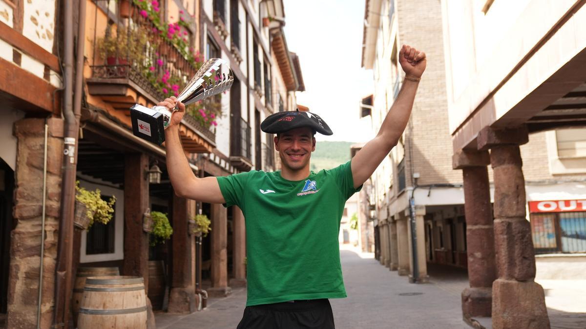 Darío Gómez celebra el título de campeón del Manomanista en Ezcaray, su pueblo natal.