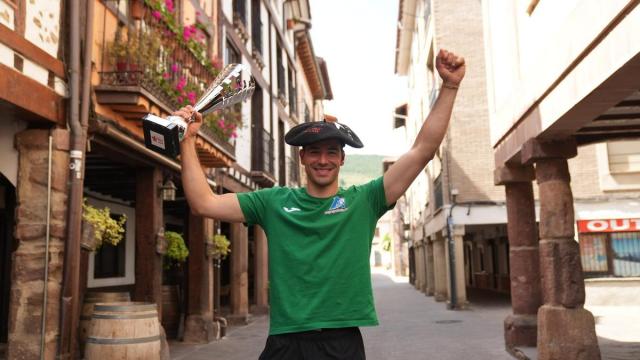 Darío Gómez celebra el título de campeón del Manomanista en Ezcaray, su pueblo natal.