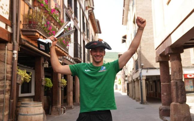 Darío Gómez celebra el título de campeón del Manomanista en Ezcaray, su pueblo natal.