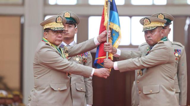 El comandante en jefe saliente del ejército de Myanmar, Min Aung Hlaing (izquierda), entregando la bandera del cargo al recién nombrado comandante en jefe del ejército, el general Ye Win Oo (derecha).