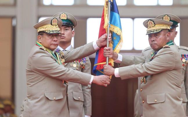 El comandante en jefe saliente del ejército de Myanmar, Min Aung Hlaing (izquierda), entregando la bandera del cargo al recién nombrado comandante en jefe del ejército, el general Ye Win Oo (derecha).