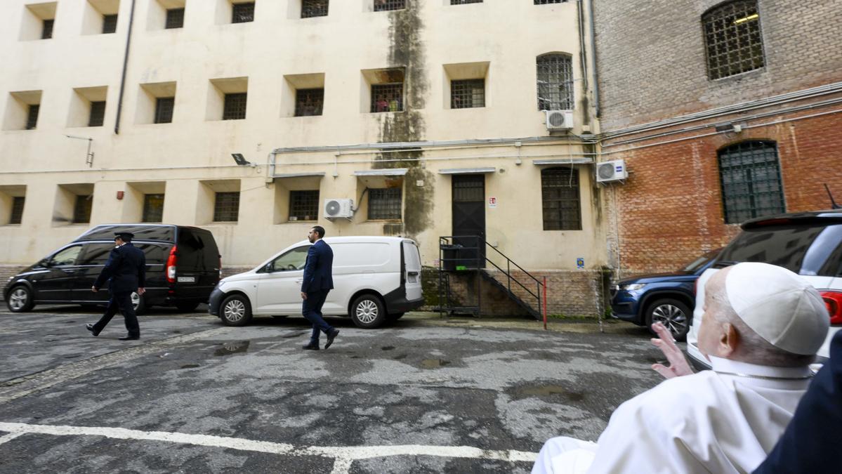El Papa Francisco durante su visita a la prisión Regina Coeli