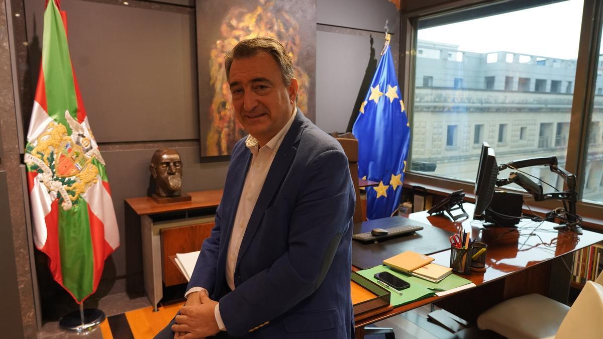 El nuevo presidente del EBB del PNV, Aitor Esteban, en su despacho en la quinta planta de Sabin Etxea