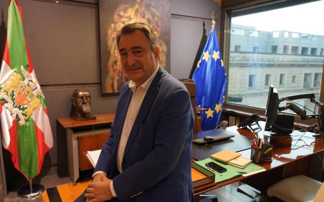 El nuevo presidente del EBB del PNV, Aitor Esteban, en su despacho en la quinta planta de Sabin Etxea / Borja Guerrero El nuevo presidente del EBB del PNV, Aitor Esteban, en su despacho en la quinta planta de Sabin Etxea