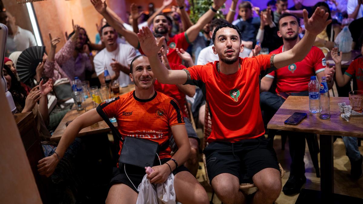 Aficionados durante la celebración del partido de cuartos de final del Mundial de fútbol 2026 entre Francia y Marruecos.