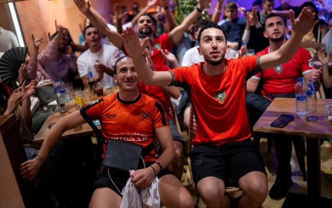 Aficionados durante la celebración del partido de cuartos de final del Mundial de fútbol 2026 entre Francia y Marruecos.