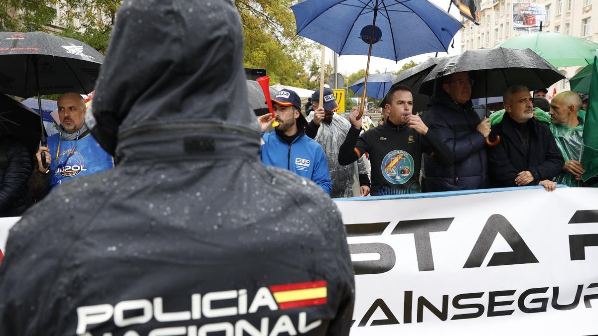 Un grupo de policías y guardias civiles protestaron en el exterior de las Cortes durante el debate.