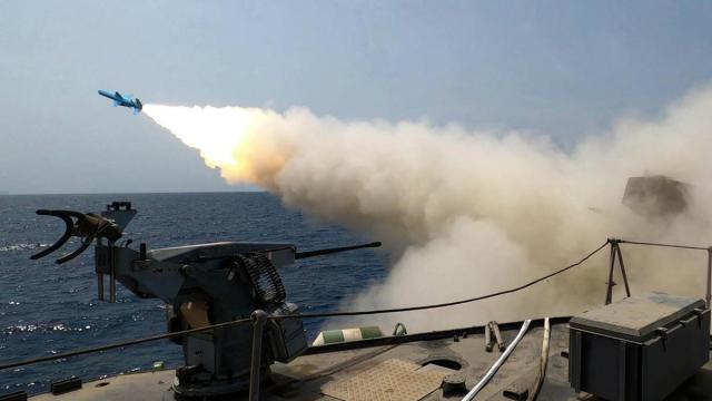 Al menos dos personas han muerto y dos más han resultado heridas en un ataque estadounidense sobre la isla de Larek.