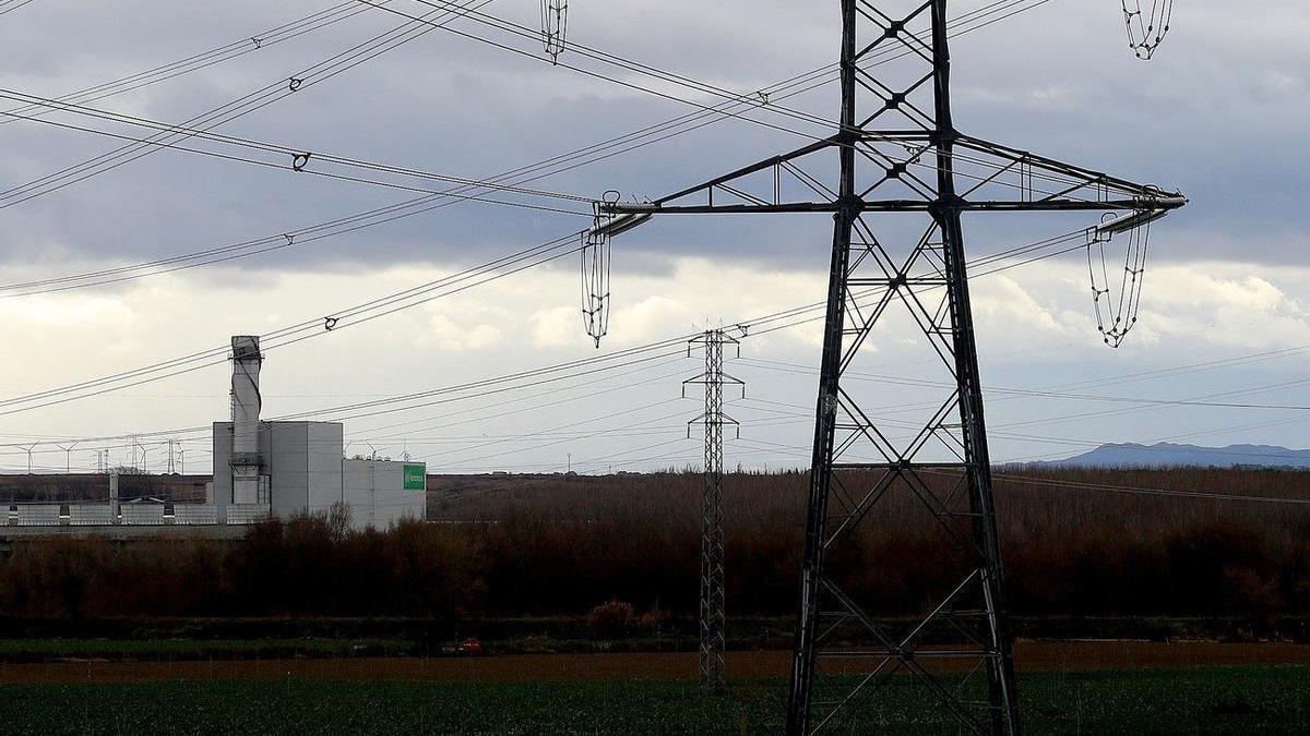 Torres de alta tensión en las cercanías de Castejón.