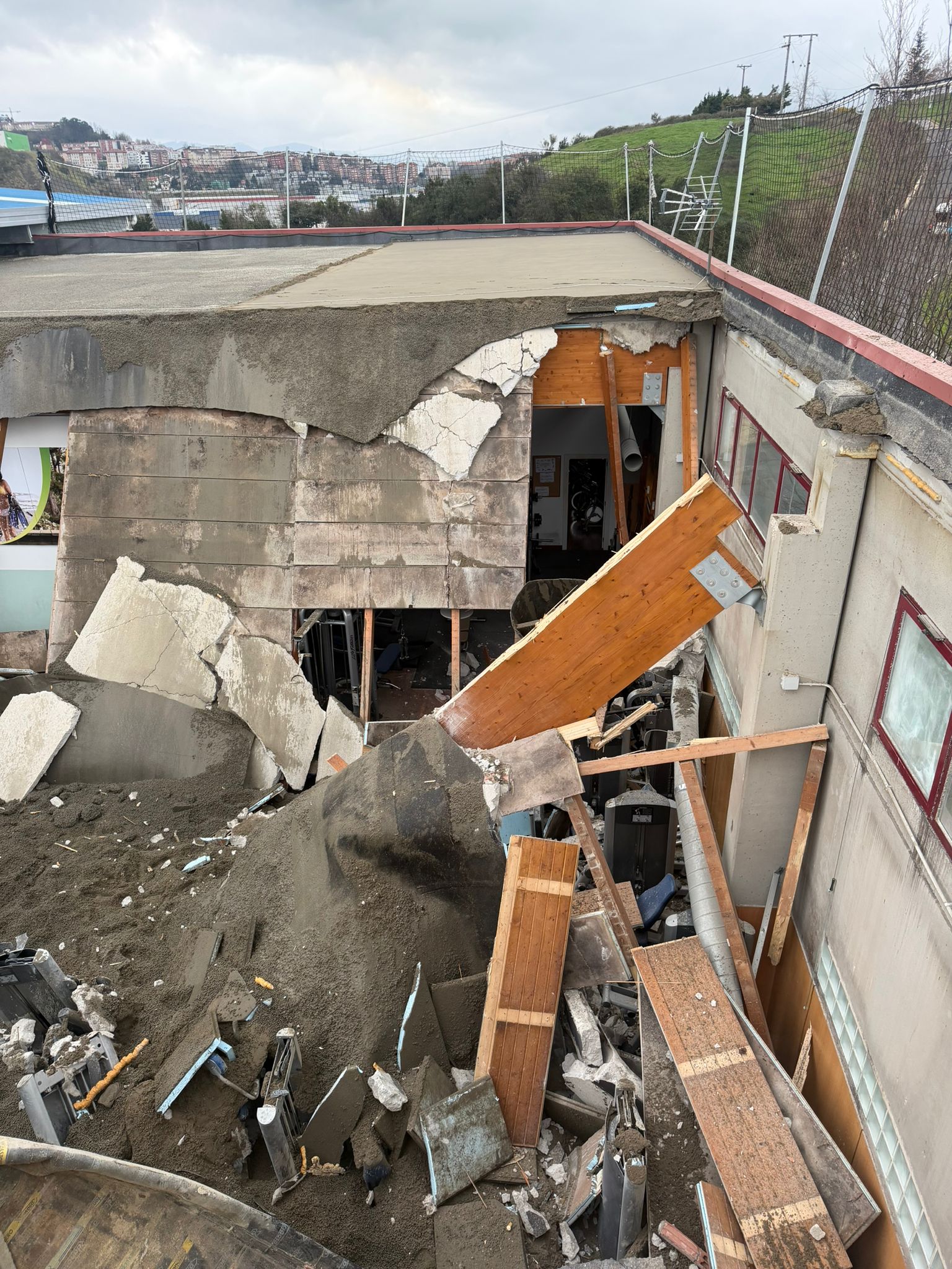 Imagen del derrumbe acaecido esta tarde en el gimnasio municipal de Ortuella
