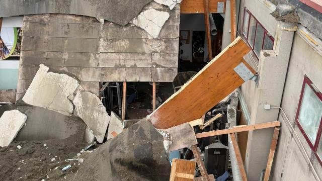 Imagen del derrumbe acaecido esta tarde en el gimnasio municipal de Ortuella