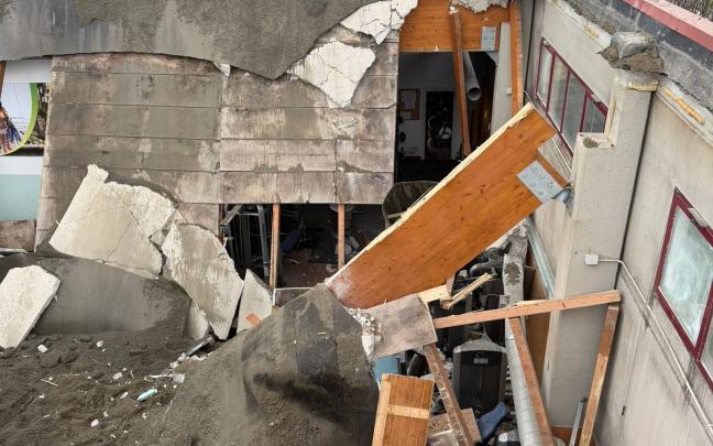 Imagen del derrumbe acaecido esta tarde en el gimnasio municipal de Ortuella