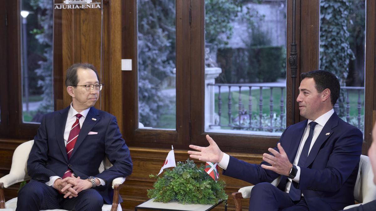 Pradales, durante su reunión con el gobernador de Fukushima.