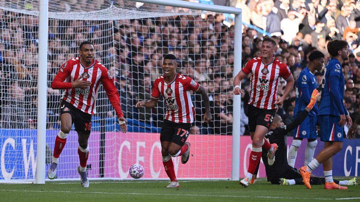 Wilson Isidor celebra junto a sus compañeros del Sunderland un gol anotado al Chelsea.