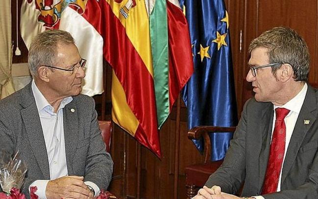 Javier Senent (i) junto a Gorka Urtaran, ayer. | FOTO: CEDIDA