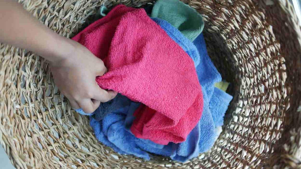 Un conjunto de trapos de cocina dentro de una cesta