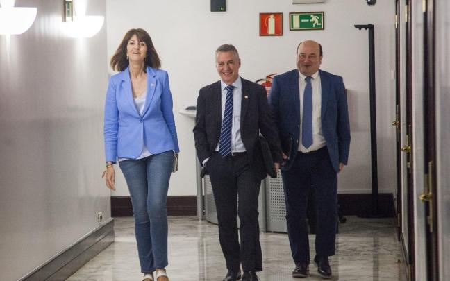 Reunion de Iñigo Urkullu, Andoni Ortuzar e Idoia Mendia en 2018 para rubricar el pacto PNV-PSE.