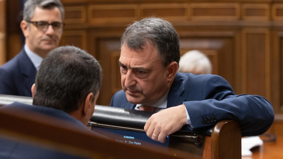 El portavoz del PNV, Aitor Esteban, conversa con el presidente del Gobierno español, Pedro Sánchez, en el Congreso