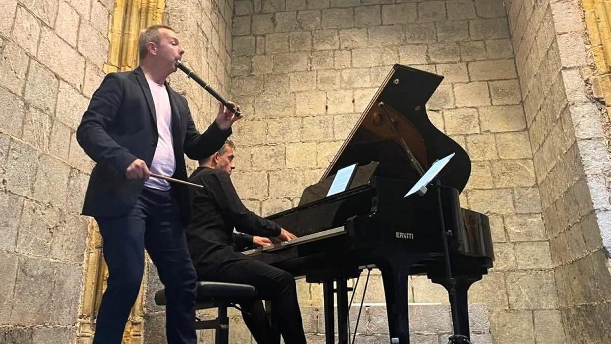 Garikoitz Mendizabal, actuando junto a Josu Okiñena en la parroquia de Deba.