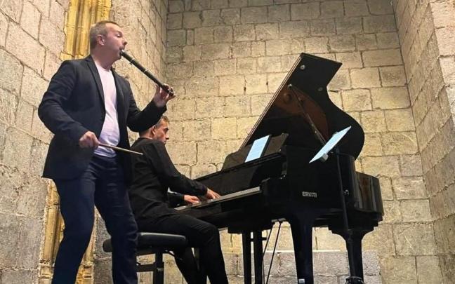 Garikoitz Mendizabal, actuando junto a Josu Okiñena en la parroquia de Deba.